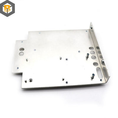 Fabrication de pièces détachées à la main