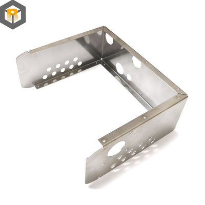 Fabrication de pièces détachées à la main