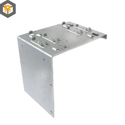 Fabrication de pièces détachées à la main